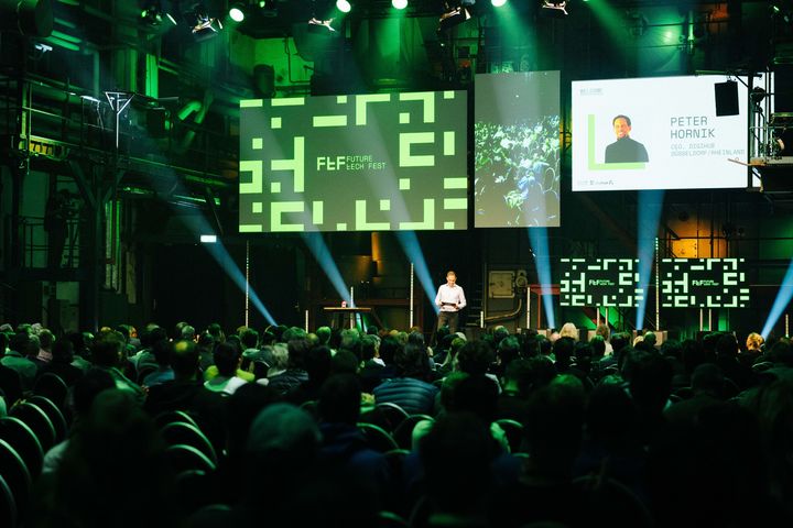 Main Stage beim Future Tech Fest 2025 im Areal Böhler – ein Tag zwischen KI, GreenTech und Netzwerken. / Foto: Future Tech Fest / Veranstalter