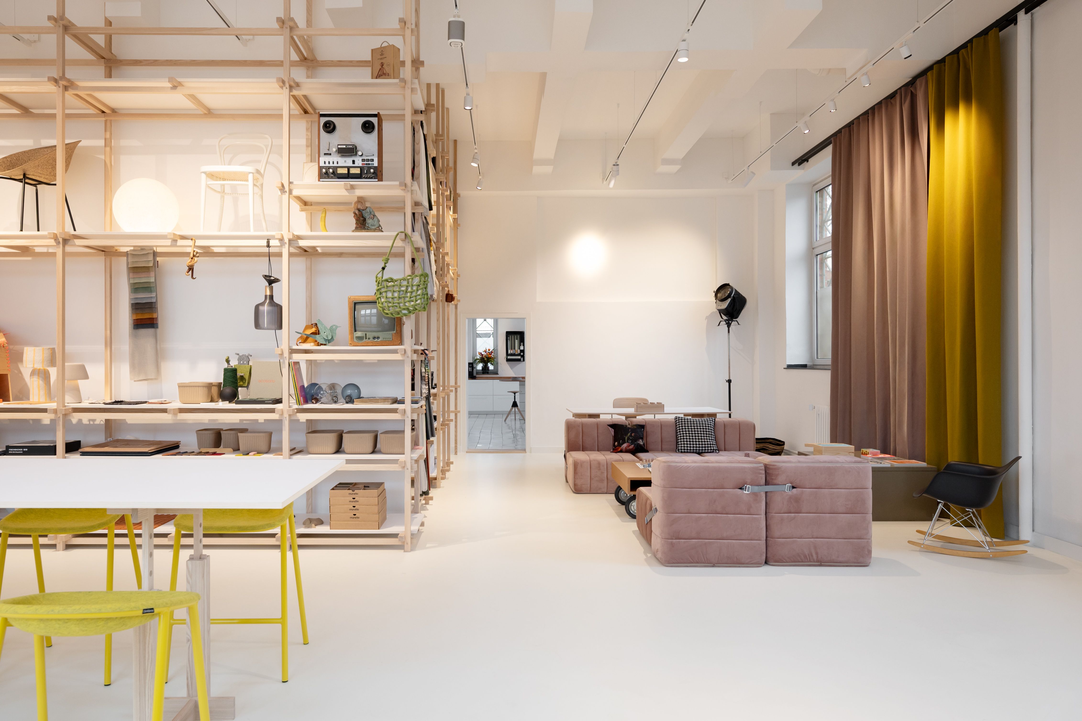 Loft – Showroom, Ideenlabor und Sofa-Ecke – Im Loft beginnt der Rundgang durchs Cokon. Helles Licht, luftige Höhe, Regale voller recycelter Materialien und Platz für Workshops, Lesungen oder den nächsten Design-Twist. / Foto: cokon