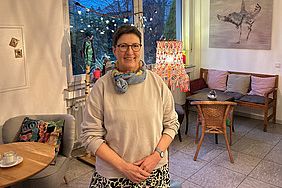 Wieder fest im Sattel ihres Cafés in Düsseldorf-Angermund: Ulrike Kempf wurde am UKD mit ihrem Brustkrebs behandelt. Bei der psychischen Verarbeitung ihrer Erkrankung hat ihr die Krebsberatungsstelle der Uniklinik Düsseldorf geholfen. / Foto: Universitätsklinikum Düsseldorf/UKD