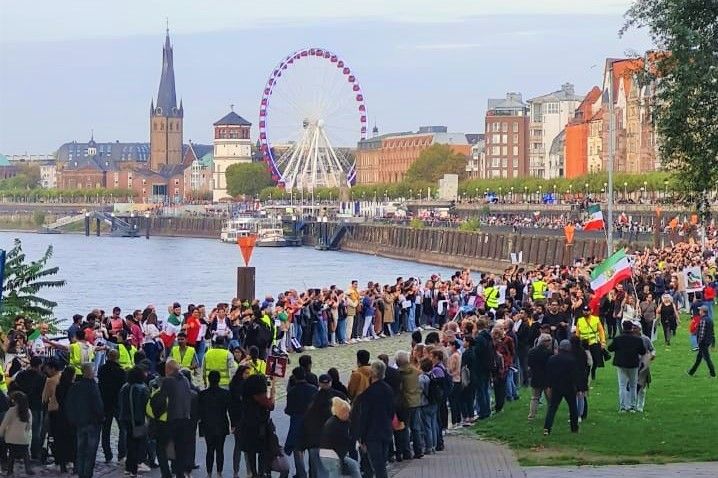 In Düsseldorf schwenkten die Demonstranten zahlreiche iranische Flaggen und Schilder mit Slogans wie "women, life, freedom" oder "They kill us in your silence #mahsaamini" / Foto: Privat