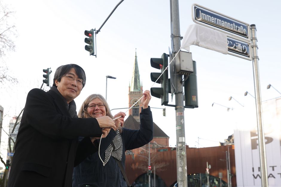 Am Donnerstag, 9. Dezember, wurden zwei japanische Zusatz-Straßenschilder an der Immermannstraße von Bezirksbürgermeisterin Annette Klinke und dem japanischen Generalkonsul Kiminori Iwama der Öffentlichkeit übergeben © Landeshauptstadt Düsseldorf/David Young 