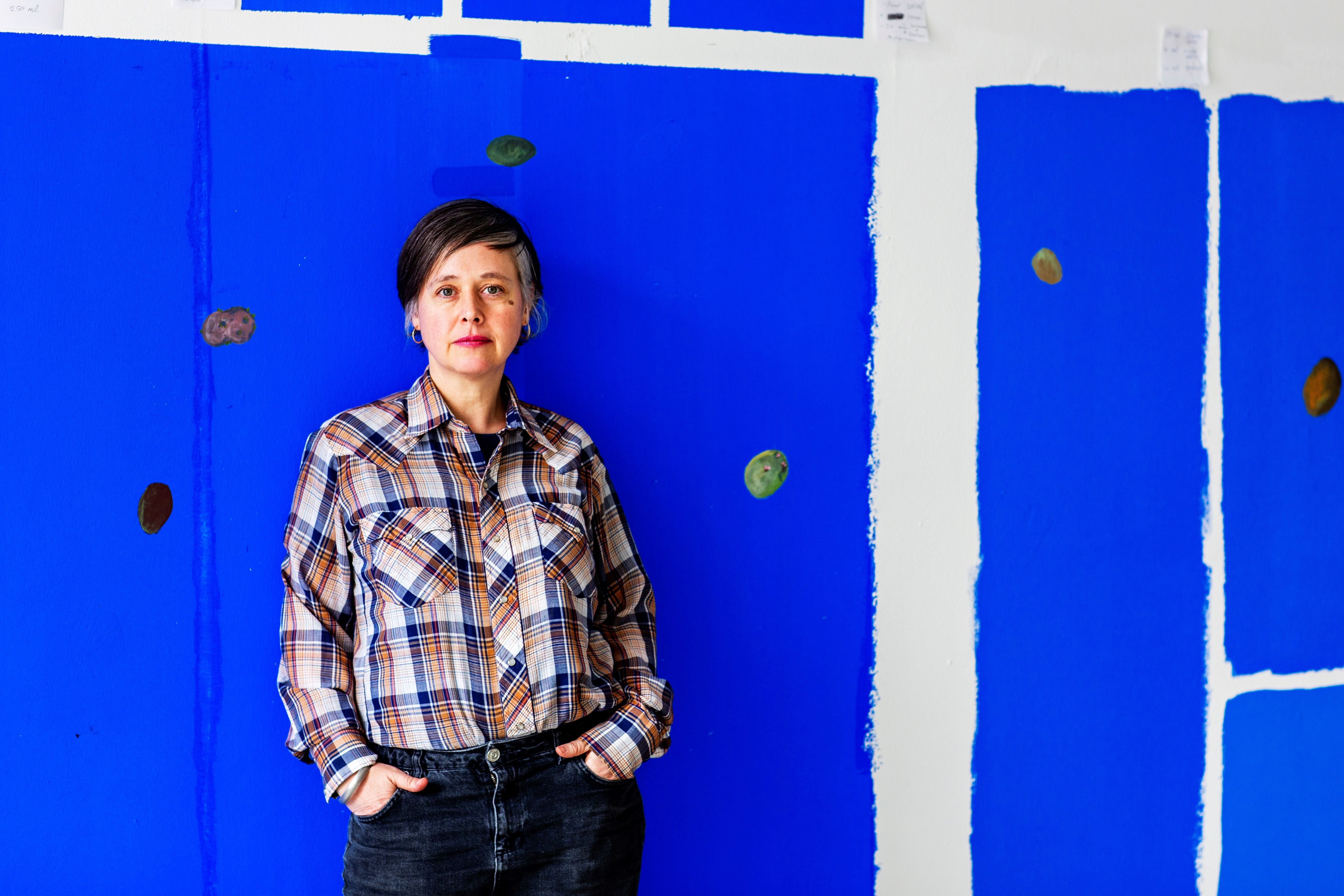 Andrea Büttner vor dem Entwurf eines Deckengemäldes, 2020, © VG Bild-Kunst, Bonn 2023, Foto: Julia Zimmermann 