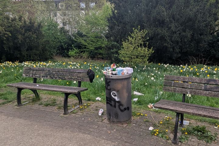Auch im Grünen türmt sich der Müll: Überfüllter Abfallbehälter im Zoopark, April 2025. Ein sauberes Stadtbild sieht anders aus. / Foto: Archiv NDOZ
