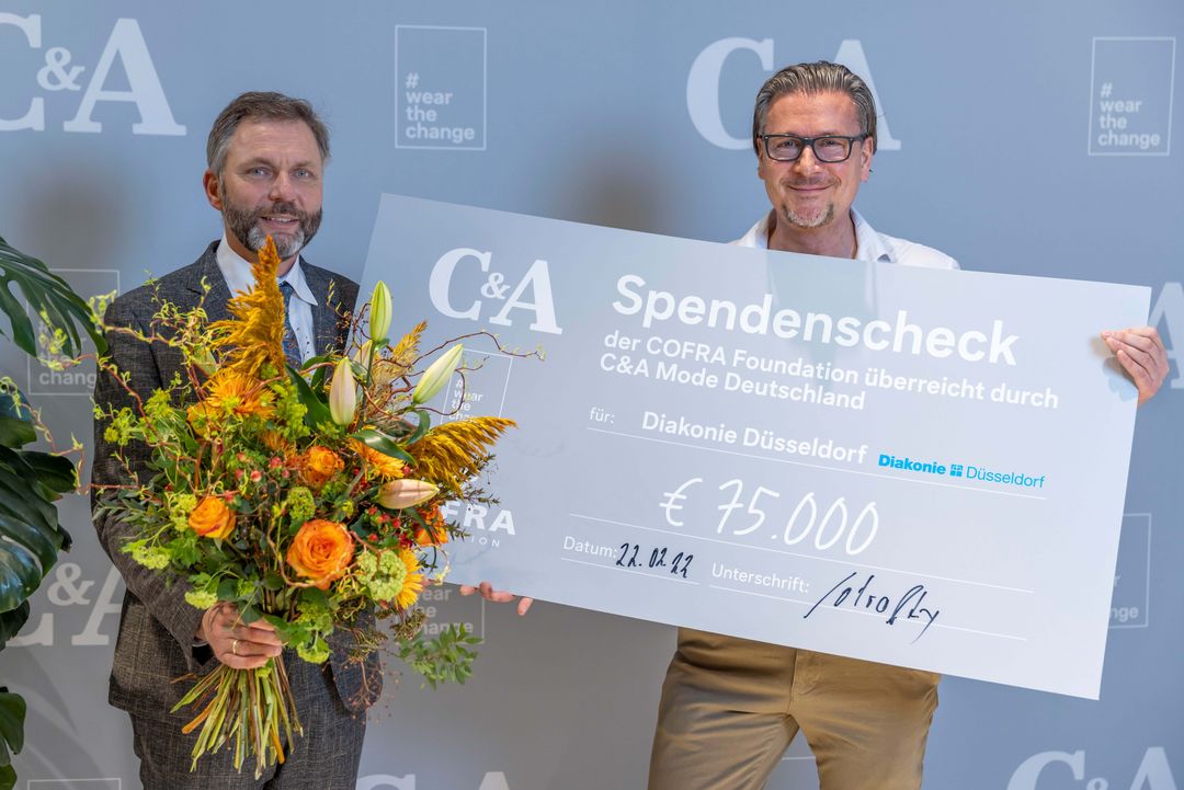 Spendenscheck in Hëhe von 75.000 Euro in Filiale an der SchadowstraBe übergeben. Foto: Von links: Michael Schmidt (Vorstandsvorsitzender Diakonie), Christof Potrafky (Store Manager C&A) ©C&A