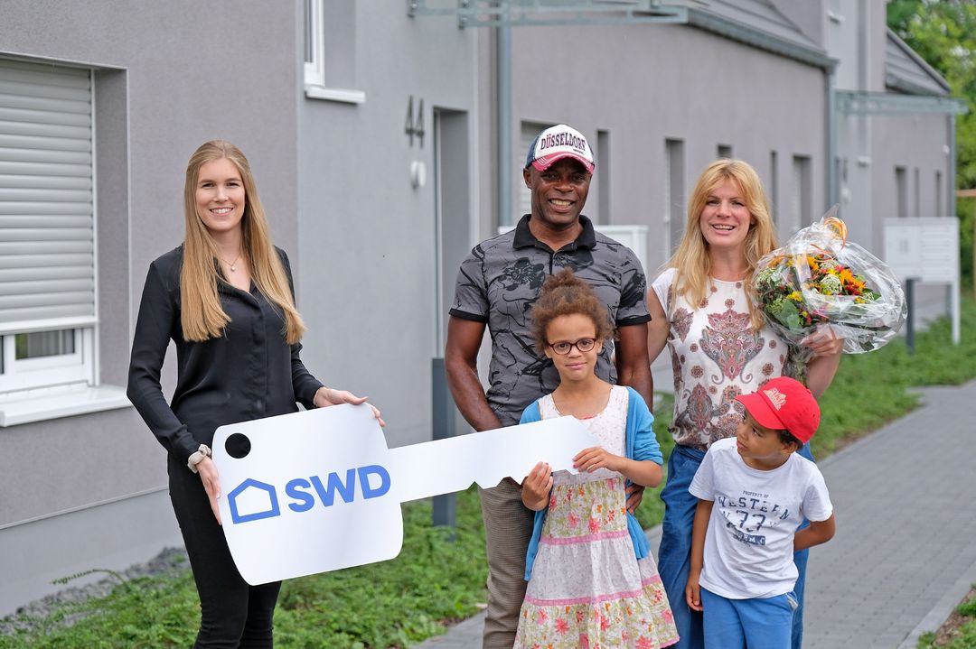 Familie Ginge gehörte zu den ersten Mietparteien, die einziehen konnten. Von links nach rechts obere Reihe: Nadja Papenberg (Mietsachbearbeiterin SWD), Simao und Silke Ginge; unten Nina und Simon Ginge; Copyright: SWD Düsseldorf 