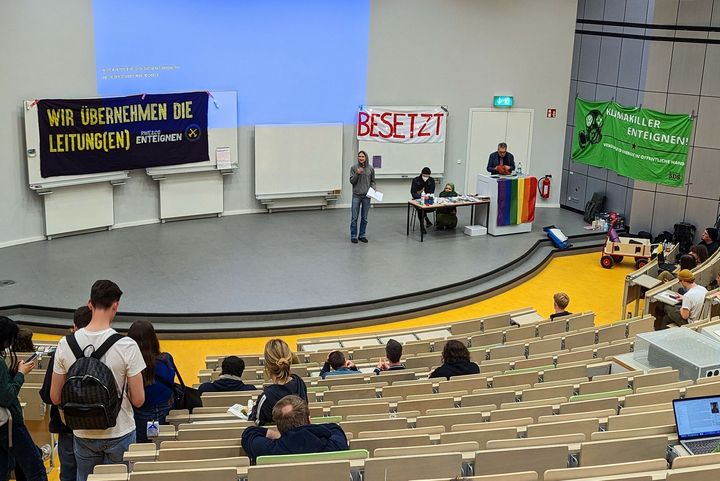 Anhänger der Gruppierung „End Fossil“ besetzen seit dem 8. Mai 2023 einen Hörsaal der Heinrich-Heine-Universität Düsseldorf. (Foto: HHU/Achim Zolke) 