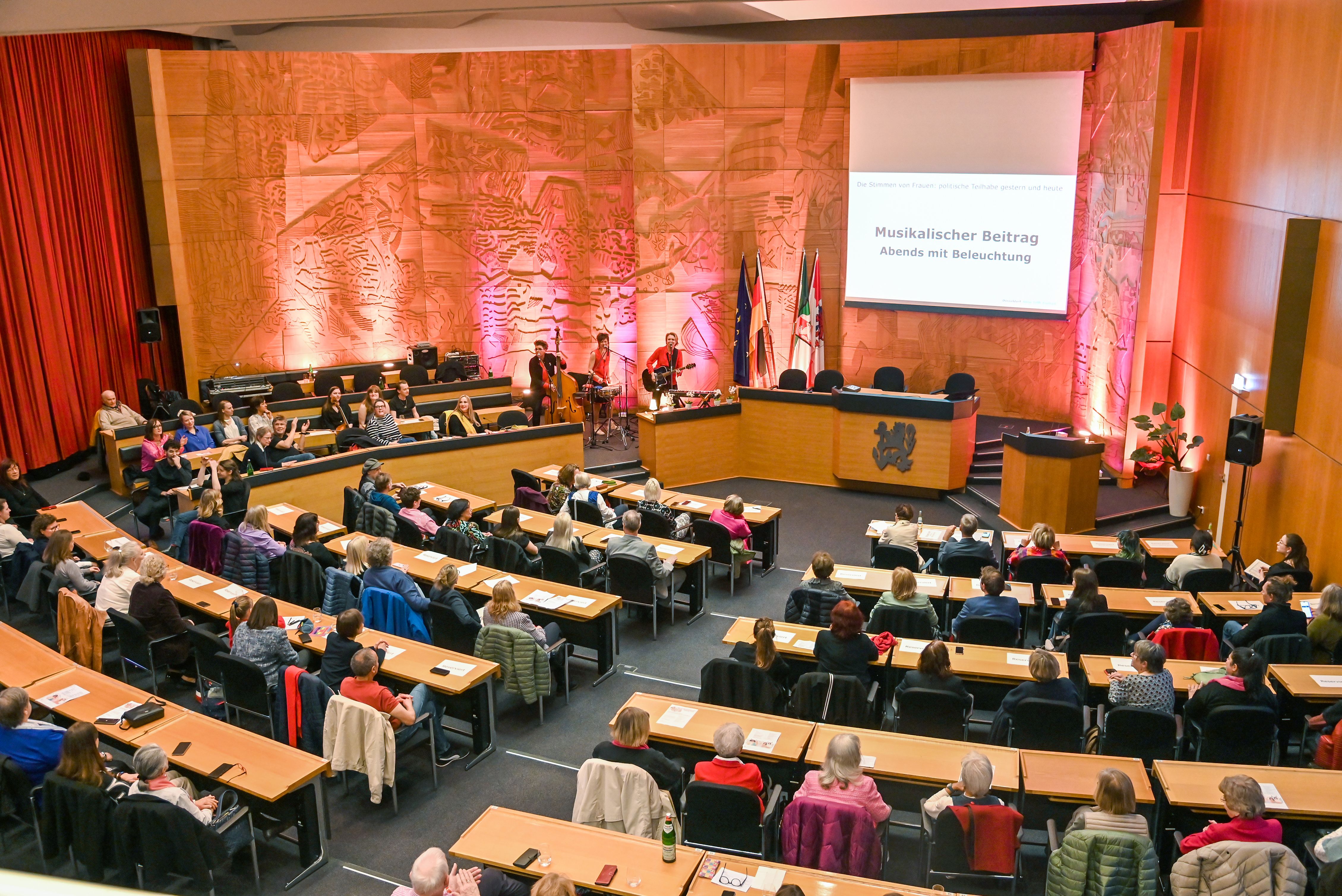Internationaler Frauentag 2025: Blick in den voll besetzten Plenarsaal © Landeshauptstadt Düsseldorf/Susanne Kurz 