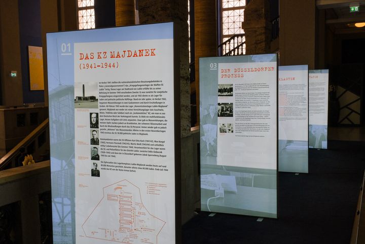 Im Obergeschoss des Andreas Quartiers, dem ehemaligen Sitz des Land- und Amtsgerichts, zeigen vier Leuchtkörper die Geschichte des Lagers Majdanek, den langen Weg zum Düsseldorfer Verfahren, den Prozess selbst und dessen Nachwirkungen,©Landeshauptstadt Düsseldorf/Michael Gstettenbauer