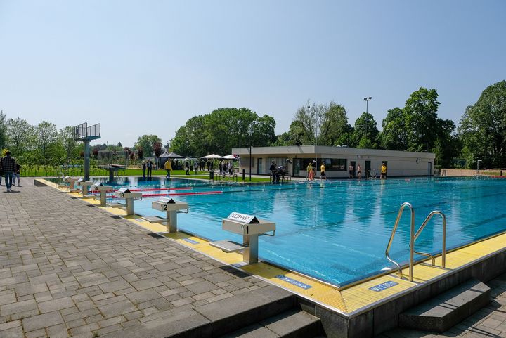 Blick auf die sechs 50-Meter-Bahnen des Sportbeckens sowie auf das neue Funktionsgebäude des Freibads in Benrath (c)Landeshauptstadt Düsseldorf/Uwe Schaffmeister