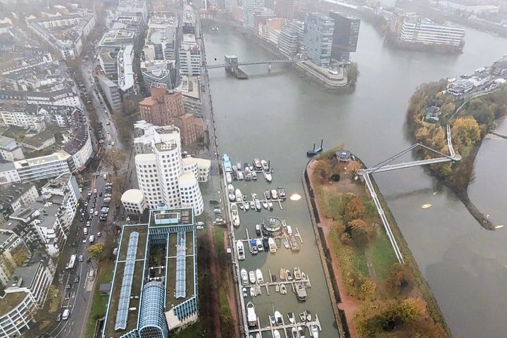 Blick auf den Düsseldorfer Medienhafen – eines der zentralen Büroquartiere der Stadt. Foto: Alexandra Scholz-Marcovich / NDOZ