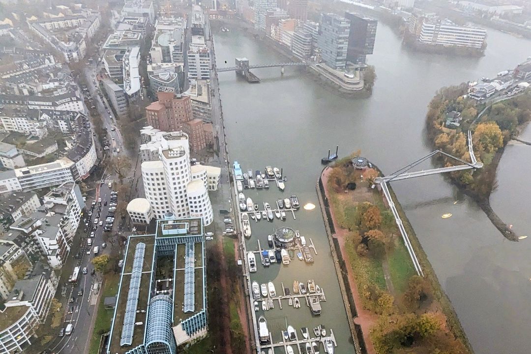 Blick auf den Düsseldorfer Medienhafen – eines der zentralen Büroquartiere der Stadt. Foto: Alexandra Scholz-Marcovich / NDOZ