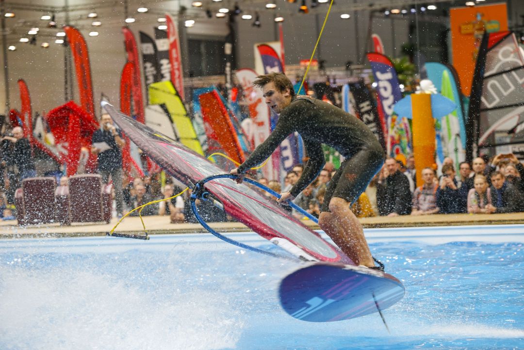 Das Highlight für den Surfsport ist die Halle 17. Der extra für den noch jungen Wingfoilsport tiefer gelegte XXL-Pool, Surfsportcontests, Infos vom Profi für den Newcomer und eine chillige, exotische Südseeatmosphäre sind das Markenzeichen der „Beach World“ der boot / Foto: Messe Düsseldorf