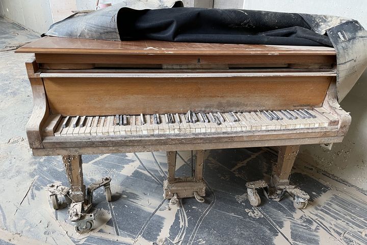 Flügel nach der Flut / Foto Musikräumen des Are-Gymnasiums © Tonhalle Düsseldorf 