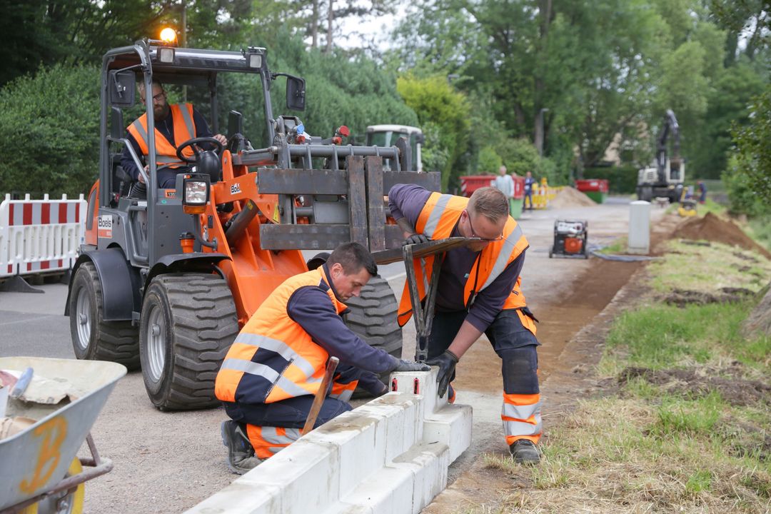 Die jeweils 180 Kilogramm schweren Steine werden am Ufer der Düssel entlang der Zweibrückenstraße verlegt © Foto: Landeshauptstadt Düsseldorf/Ingo Lammert 