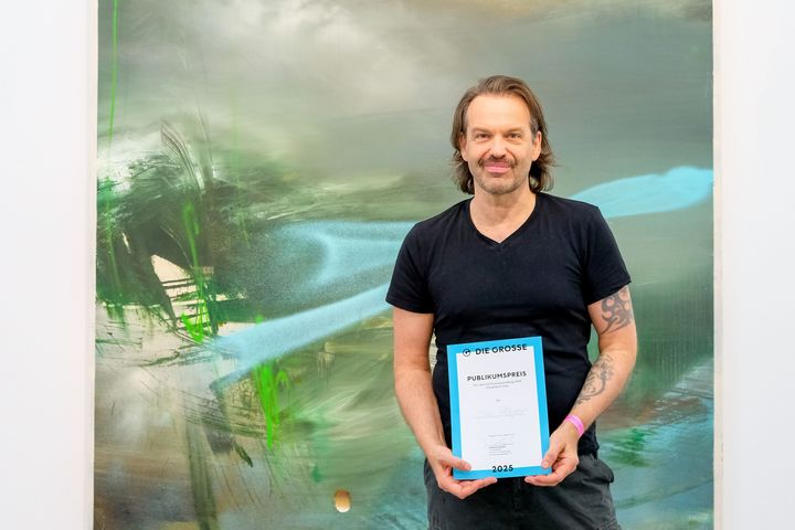 Dirk Pleyer vor seinem Werk Album (2024) mit dem „Loch“ unten links / Foto: Morgaine Prinz