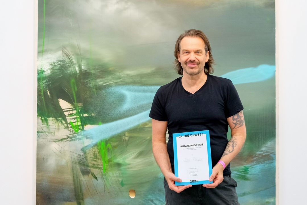 Dirk Pleyer vor seinem Werk Album (2024) mit dem „Loch“ unten links / Foto: Morgaine Prinz