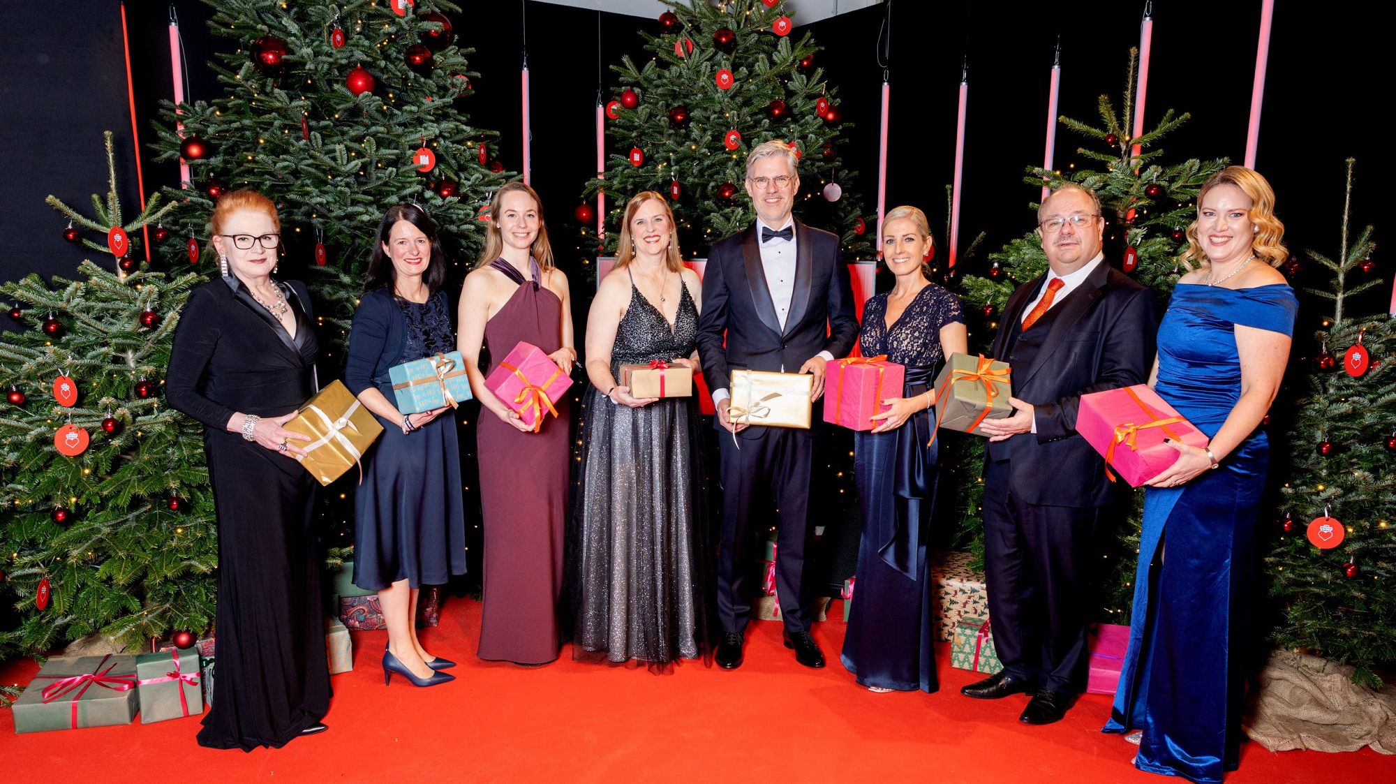 Foto: Ein Herz für Kinder / Peter Müller Alexander Kocherscheidt, CFO bei der GEA Group AG (Mitte), überreichte zusammen mit einer kleinen Delegation des Unternehmens die große Spende von 500.000 Euro symbolisch während der ZDF-Spendengala an „Ein Herz für Kinder“ in Berlin. / Foto: Ein Herz für Kinder / Peter Müller