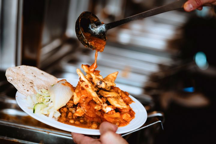 Volle Teller, leere Versprechen? In Düsseldorfer All-you-can-eat-Restaurants wird zu viel weggeschmissen. Die NGG fordert ein Umdenken – auch mit Strafzahlungen. / Foto: NGG / Florian Göricke
