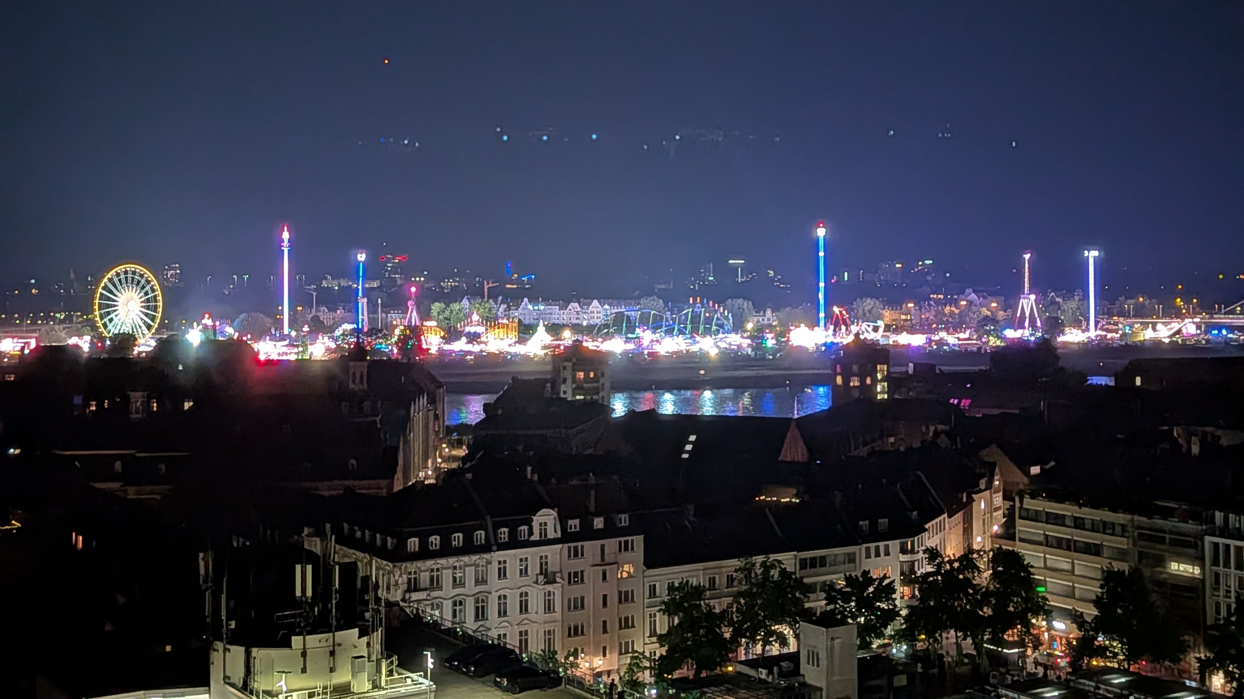 Blick vom Rooftop auf die Rheinkirmes – Düsseldorf leuchtet in Farben der Nacht. / Foto: Stefan Scholz, NDOZ