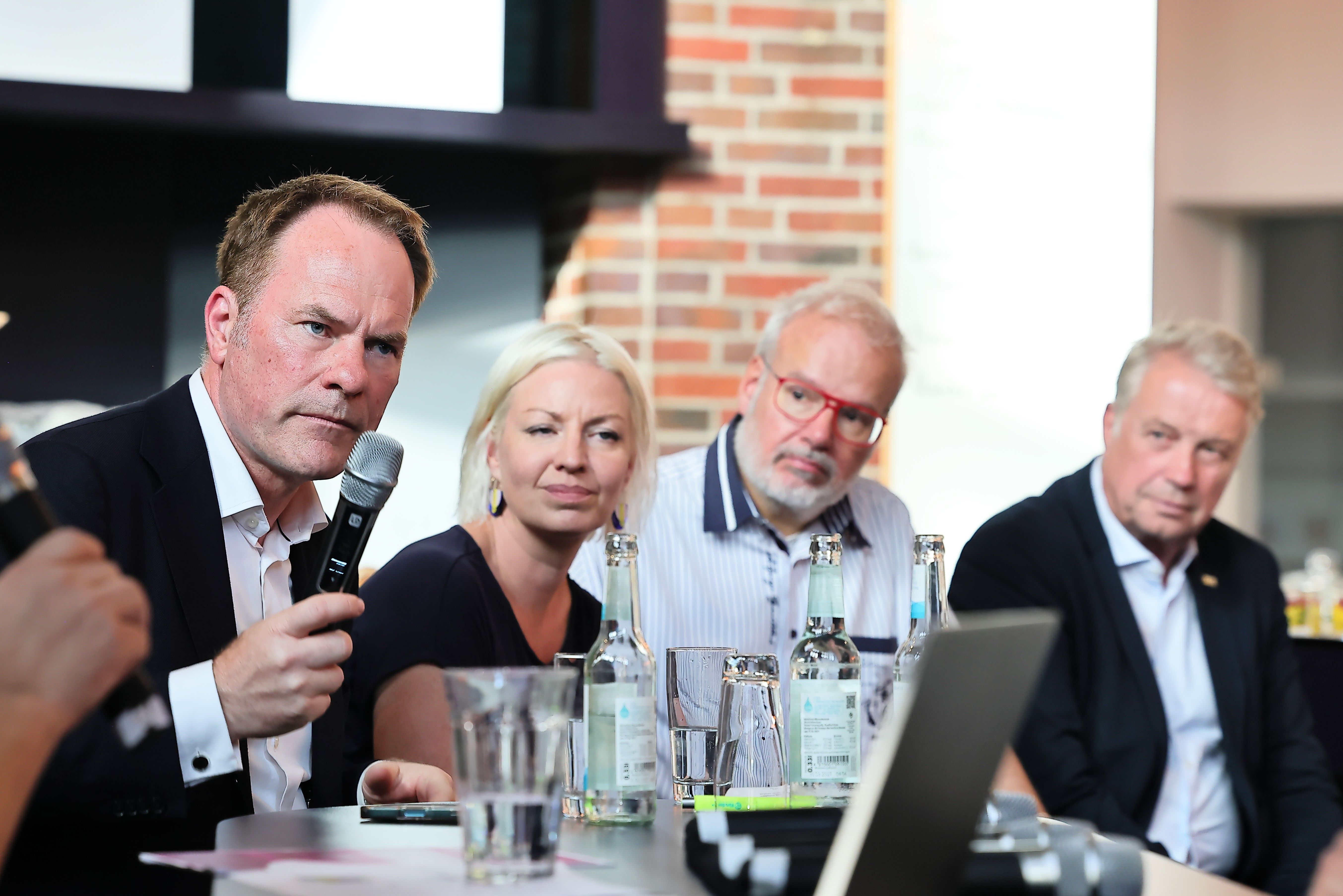 Auf dem Podium im NRW-Forum (v.l.): Dr. Stephan Keller (OB-Kandidat CDU), Clara Gerlach (OB-Kandidatin Bündnis 90/Die Grünen), Markus Raub (Vertretung für SPD-Kandidat Fabian Zachel) und Ulf Montanus (OB-Kandidat FDP). / Foto: Klaus von Jackelmann