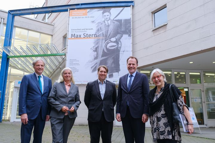 Gruppenbild zur Ausstellungseröffnung (v.l.): Kulturdezernent Hans-Georg Lohe, Ministerin Isabel Pfeiffer-Poensgen, Vize-Konsul Pierre Chalifour, Oberbürgermeister Dr. Stephan Keller und Ursula Mahler von der Landschaftsversammlung Rheinland © Landeshauptstadt Düsseldorf/Michael Gstettenbauer 