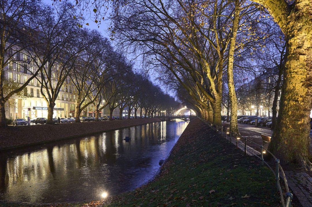 170 neue Bodenstrahler lassen ab sofort den Kö-Graben in neuem Licht erstrahlen. Dazu wurden die alten Leuchten durch moderne und energieeffiziente LED-Strahler ersetzt. / Foto: Landeshauptstadt Düsseldorf/Claus Langer