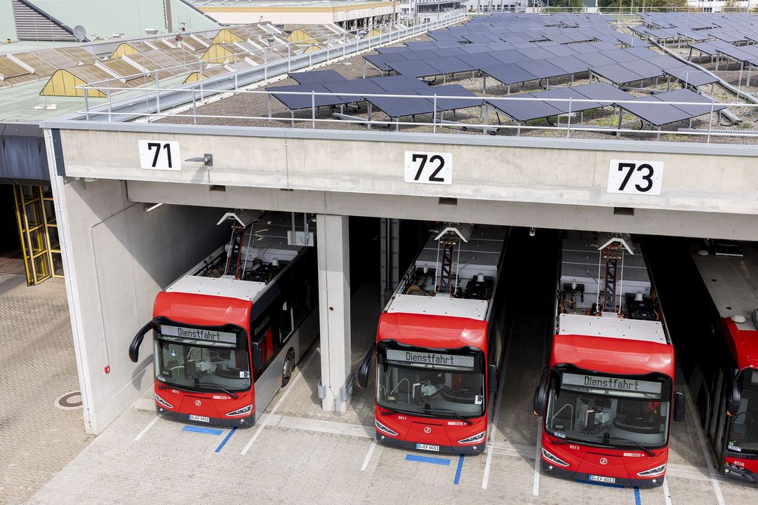 Die Photovoltaik-Anlage mit 501 Modulen auf dem Dach des E-Bus-Ports in Heerdt. / Foto: Rheinbahn