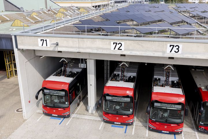 Die Photovoltaik-Anlage mit 501 Modulen auf dem Dach des E-Bus-Ports in Heerdt. / Foto: Rheinbahn