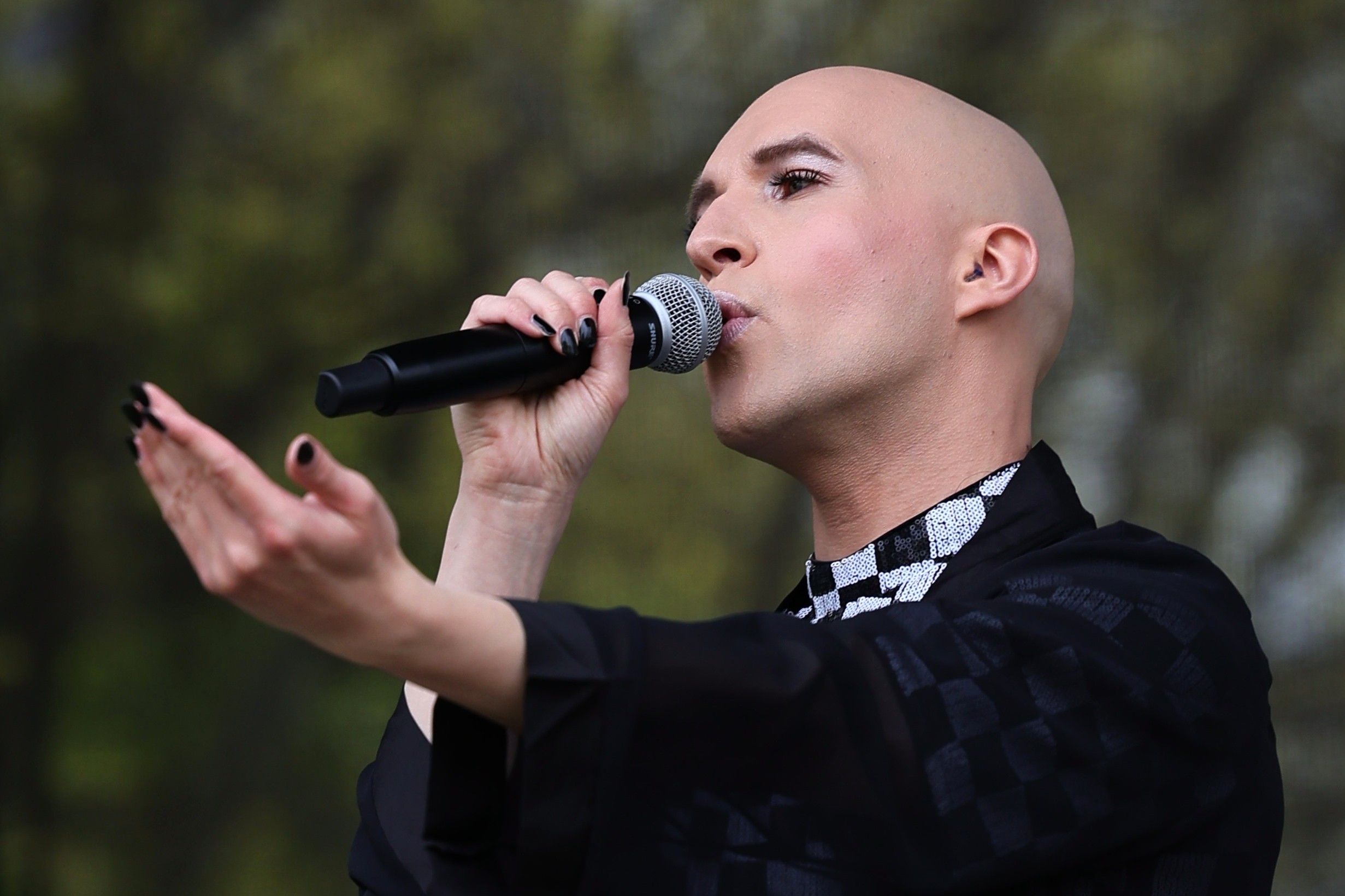 Queerer Sänger LEOPOLD singt auf der Bühne der PRÜF-Demo auf der Landtagswiese Düsseldorf am 11. April 2026