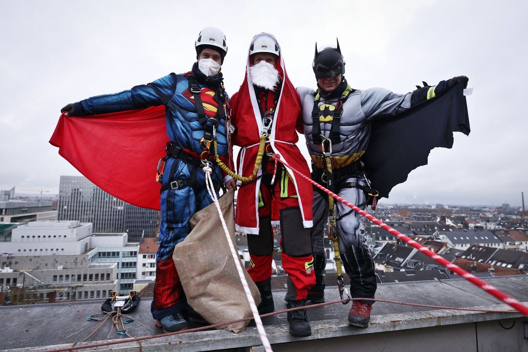 Die Höhenretter waren als Nikolaus oder Superhelden verkleidet © Landeshauptstadt Düsseldorf / David Young 