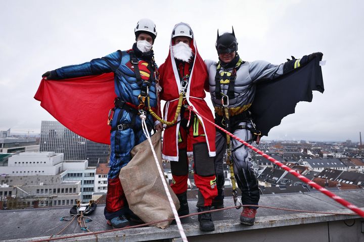 Die Höhenretter waren als Nikolaus oder Superhelden verkleidet © Landeshauptstadt Düsseldorf / David Young 