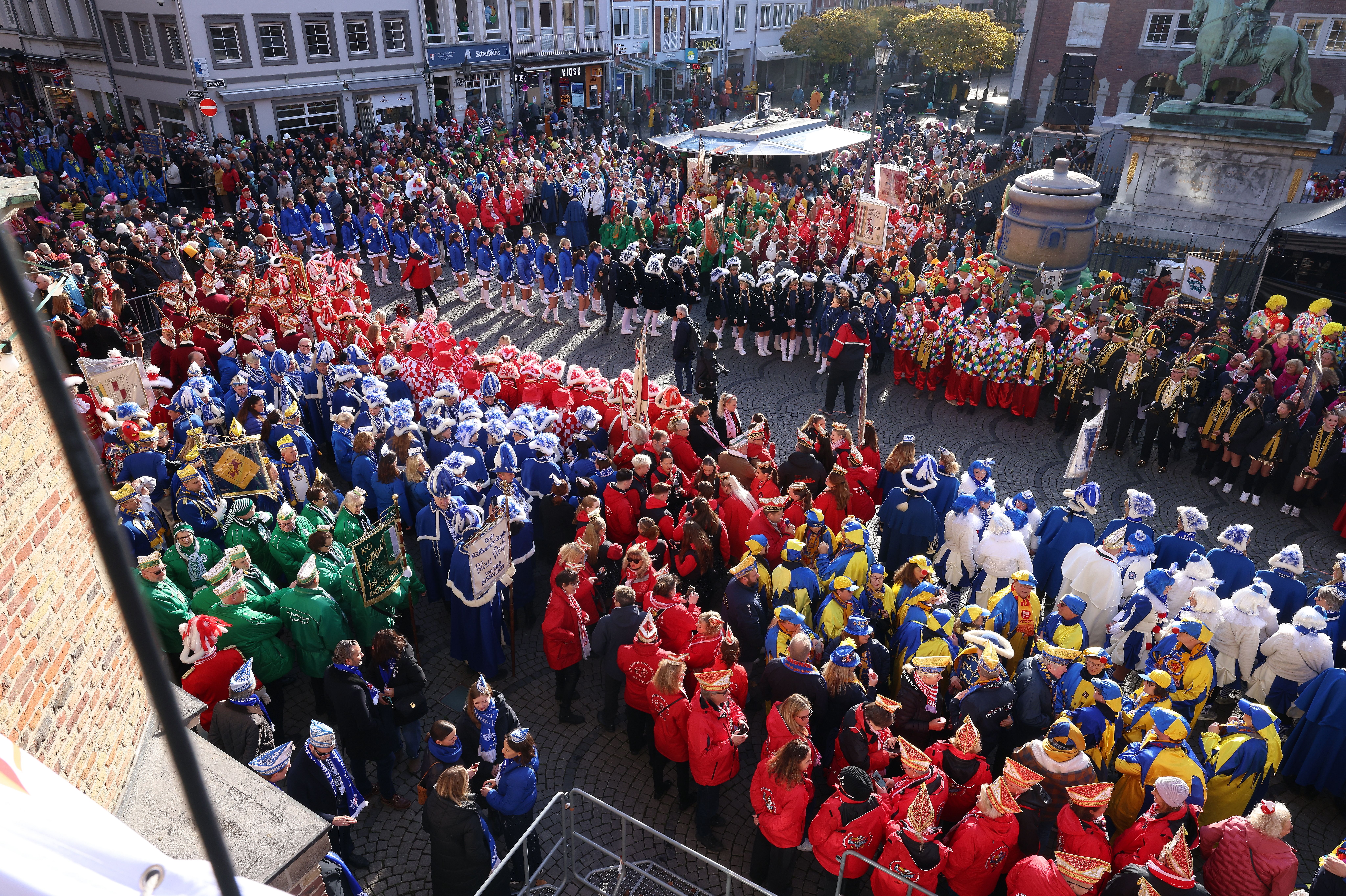 Hoppeditz-Erwachen 2025: Gute Stimmung bei den zahlreichen bunt kostümierten Jecken auf dem Marktplatz vor dem Rathaus / Foto: Landeshauptstadt Düsseldorf/ David Young