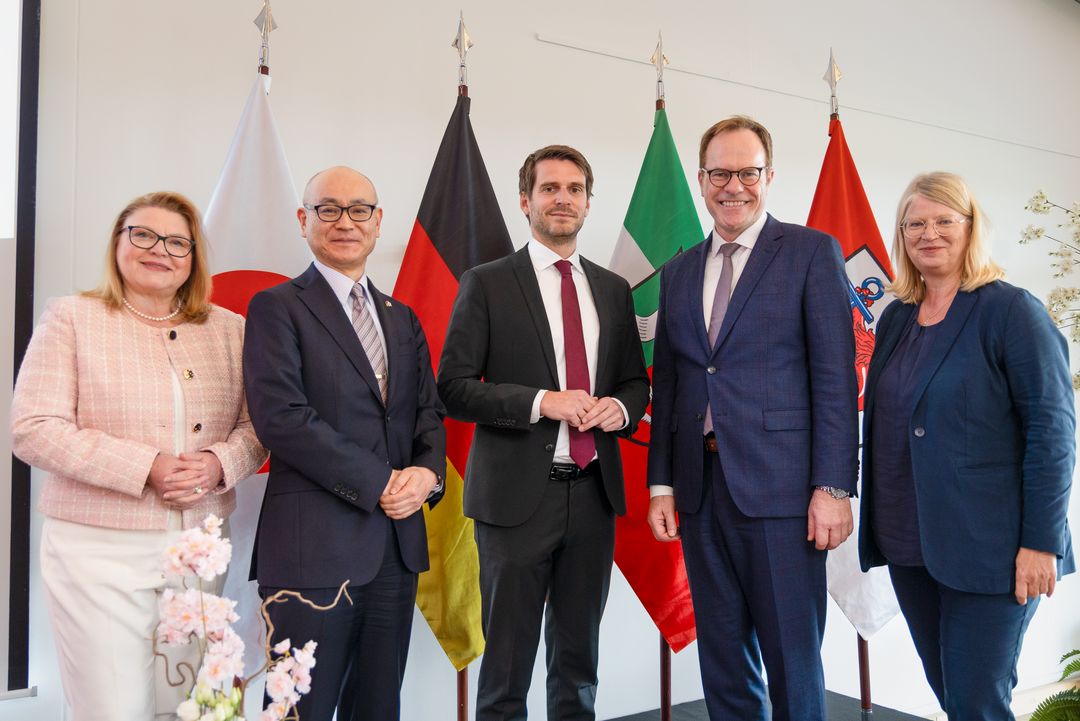  Fünf Personen stehen vor deutschen, japanischen und NRW-Fahnen beim Kirschblütenempfang 2026 an der Düsseldorfer Galopprennbahn: Annette Klerks, Generalkonsul Yoshitaka Tsunoda, Oberbürgermeister Dr. Stephan Keller, Staatssekretär Paul Höller und Astrid Becker (NRW.Global Business).