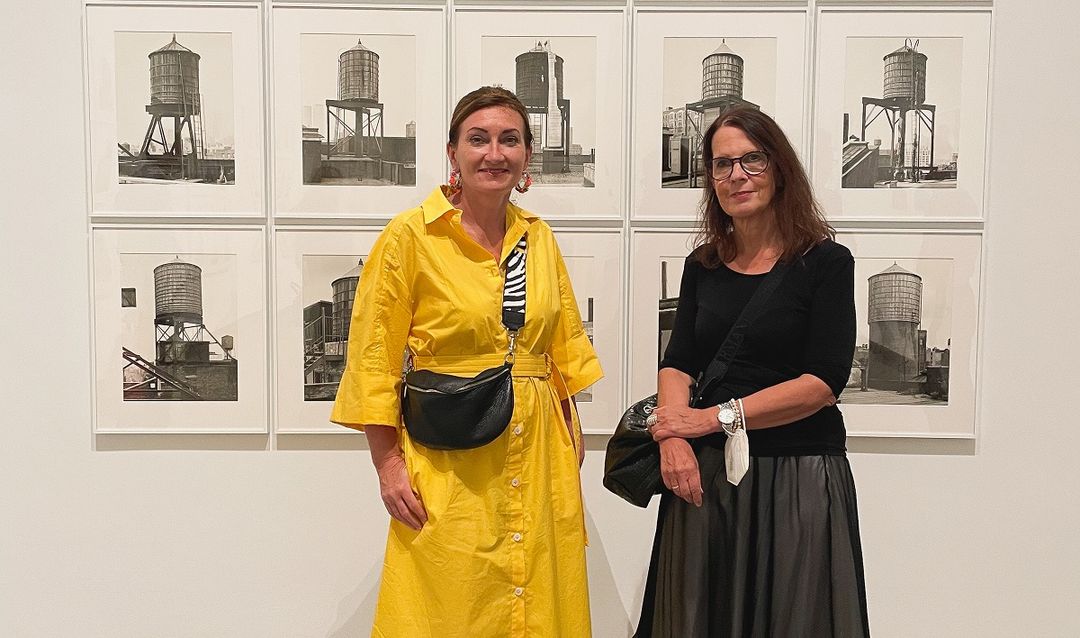 Beigeordnete Miriam Koch (l.) besuchte die Ausstellungseröffnung "Bernd & Hilla Becher" im Metropolitan Museum of Art und traf unter anderem Gabriele Conrath-Scholl, Leiterin der Photographischen Sammlung/SK Stiftung Kultur