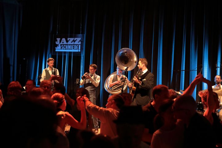 Niesterok Trommelen Swing Syndicate bei Jazz City Bilk 2024, Jazz-Schmiede / Foto: Joerg Weule