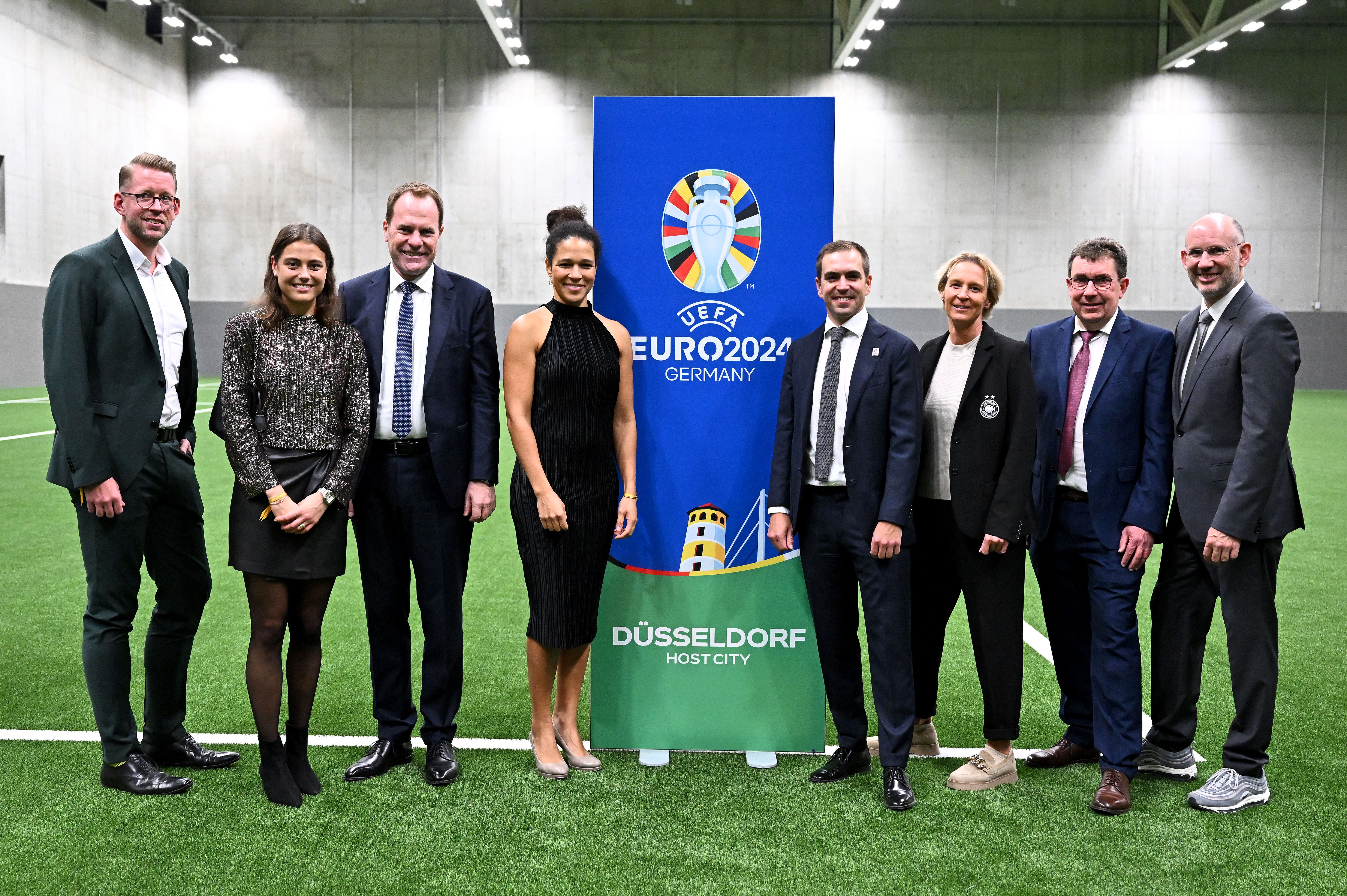 V.l.n.r.: Thomas Neuhäuser (Stadt), Selin Oruz, OB Dr. Stephan Keller, Célia Šašić, Philipp Lahm, Martina Voss-Tecklenburg, Thomas Hußmann (Stadt), Michael Brill (D.LIVE) © DFB 