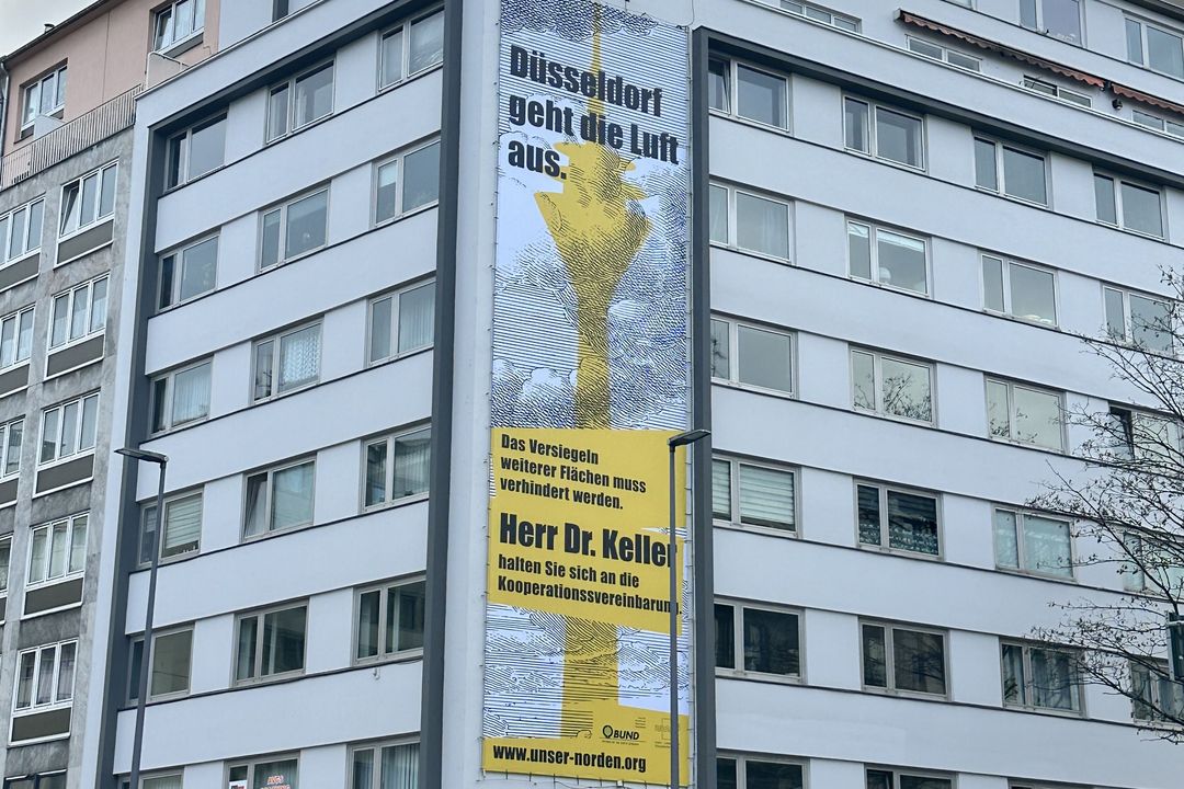 Das Megaposter des Vereins „Stadt.Land.Fluss Unser Düsseldorf“ an der Karlstraße ist 4, x 14 m groß / Foto: osicom