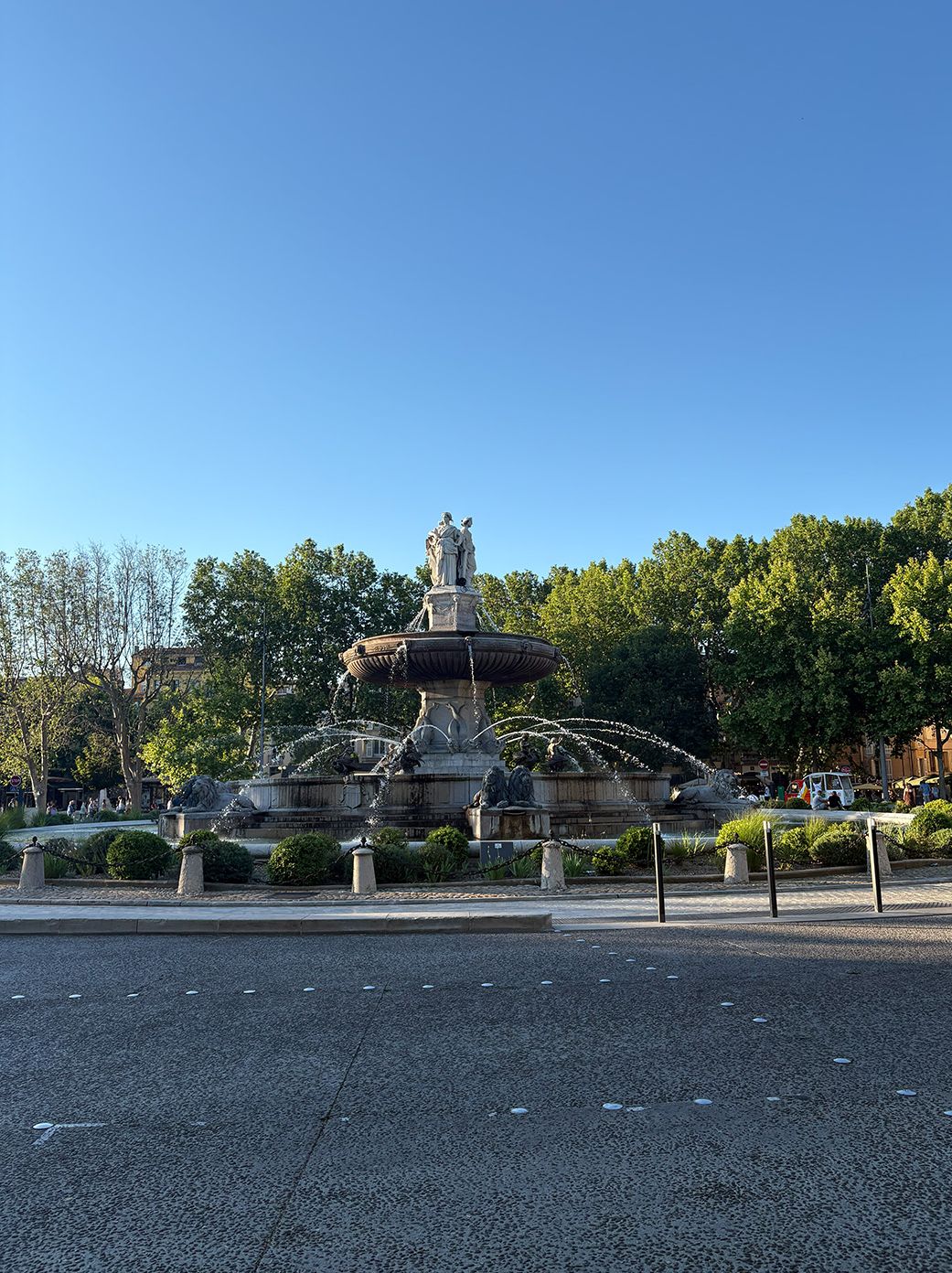 Die Fontaine de la Rotonde in Aix-en-Provence, einer der bekanntesten Plätze der Stadt, aufgenommen während des Erasmus-Semesters von Victor Scholz.