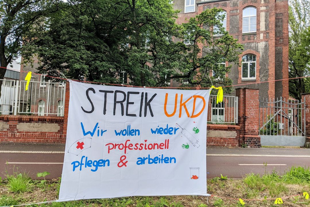 Die Unikliniken in NRW haben im Juli diesen Jahres mit der Gewerkschaft ver.di Eckpunkte für einen „Tarifvertrag Entlastung“ ausgehandelt, der schon ab 2023 gelten soll / Foto Streik UKD, Düsseldorf Juni 2022 © Alexandra Scholz-Marcovich