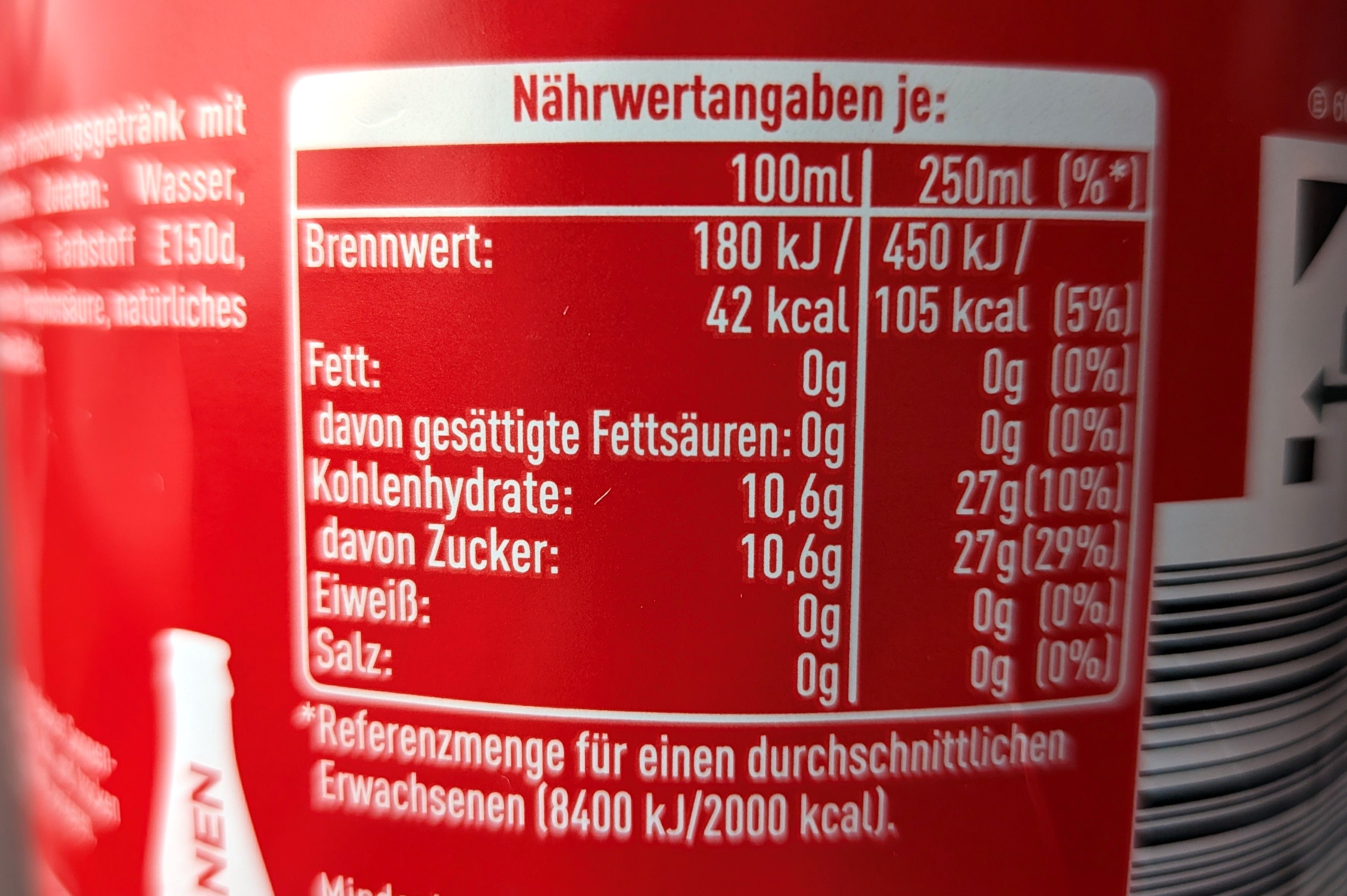 Nährwerttabelle auf einer Ein-Liter-Cola-Flasche mit 10,6 Gramm Zucker pro 100 Milliliter