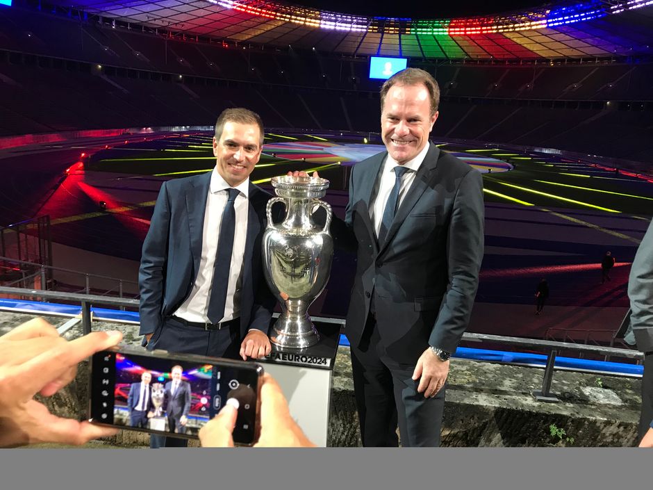 EURO 2024-Botschafter Philipp Lahm und Oberbürgermeister Dr. Stephan Keller mit dem EM-Pokal © Landeshauptstadt Düsseldorf 
