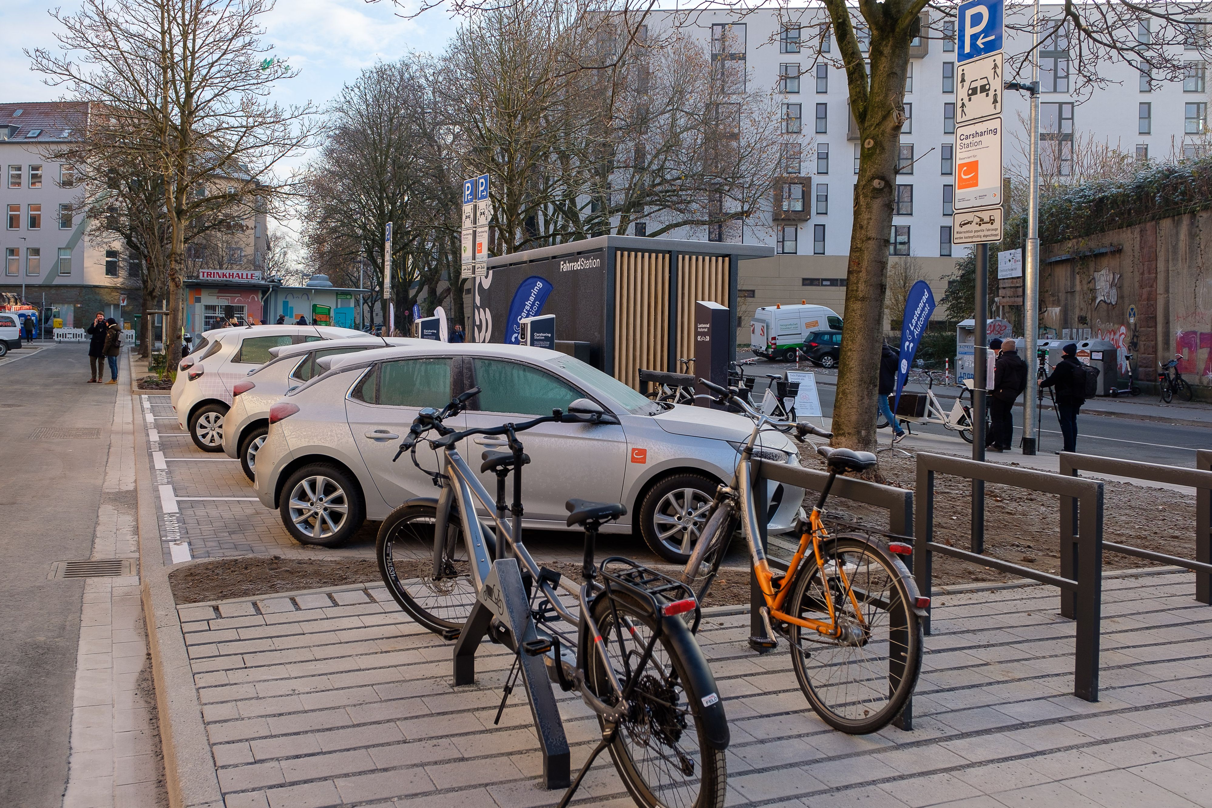 Fahrräder abstellen oder Carsharing - dank der neuen Mobilitätsstation am Bachplätzchen jetzt unkompliziert möglich © Landeshauptstadt Düsseldorf, Uwe Schaffmeister 