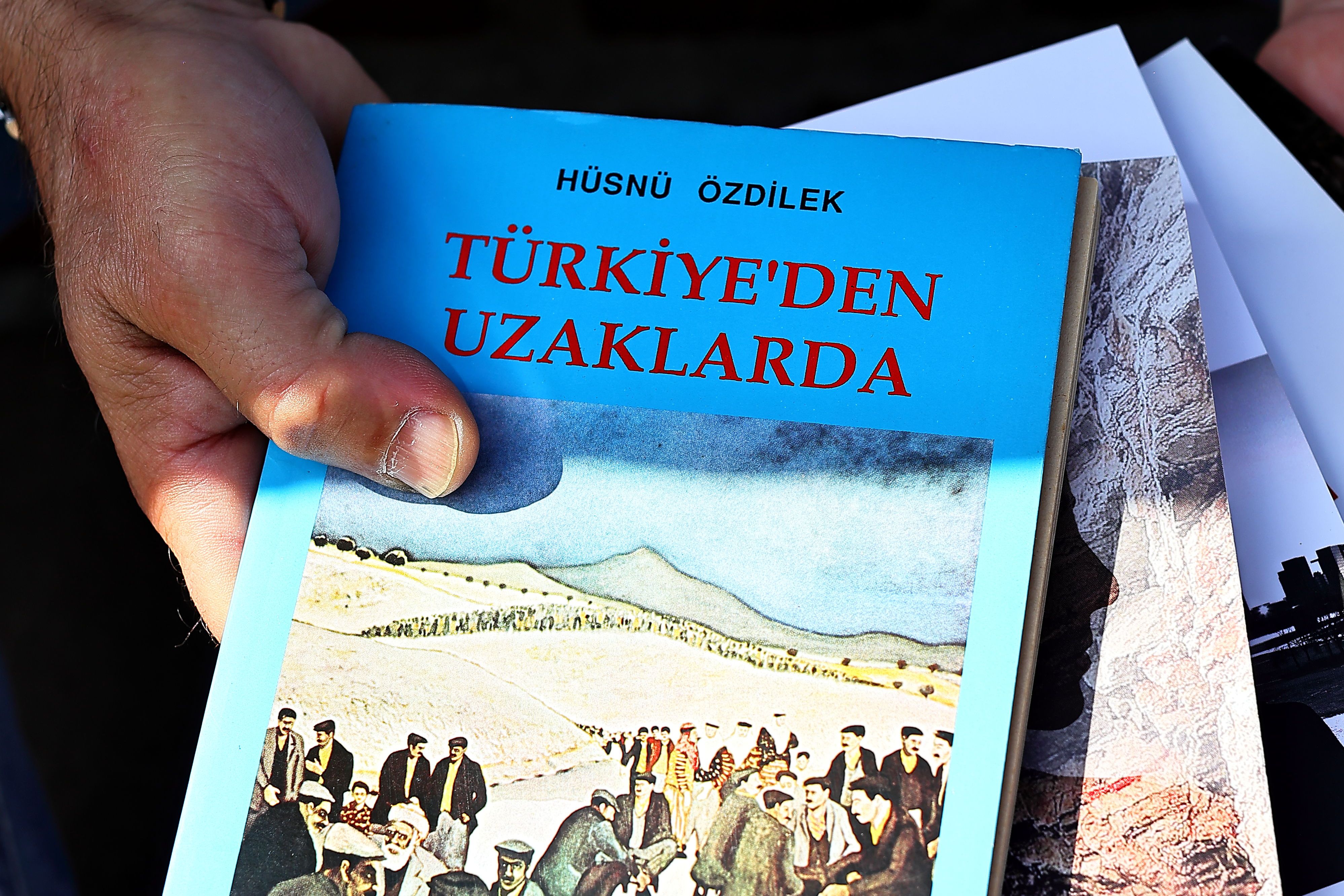 „TÜRKİYE’DEN UZAKLARDA“ – Hüsnü Özdileks erstes veröffentlichtes Buch, erschienen 1992. /Foto: Klaus von Jackelmann