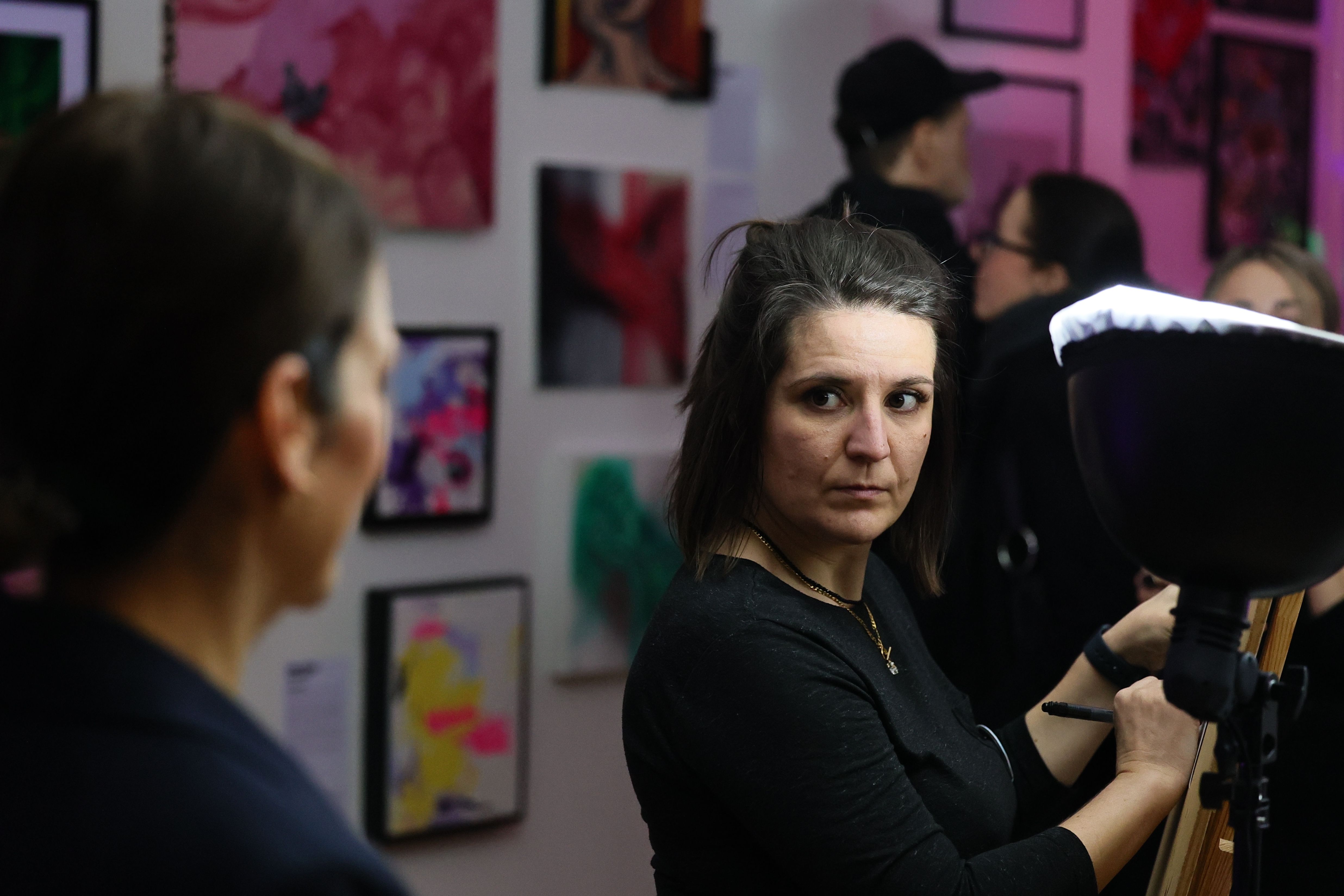 Natalia („Nat.Web“) beim Blindzeichnen: Porträts in Sekunden, ohne einen Blick aufs Blatt./  Foto: Klaus von Jackelmann