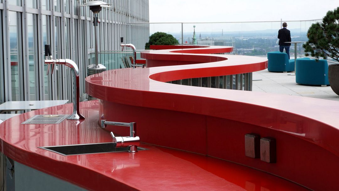 Terrasse derer noblen Gastronomie auf dem Dach des Dreischeiben-Hauses. / Foto © Jo Achim Geschke