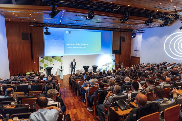 Blick in den voll besetzten Veranstaltungssaal beim Sachverständigentag NRW 2026 im Haus der Technik in Essen