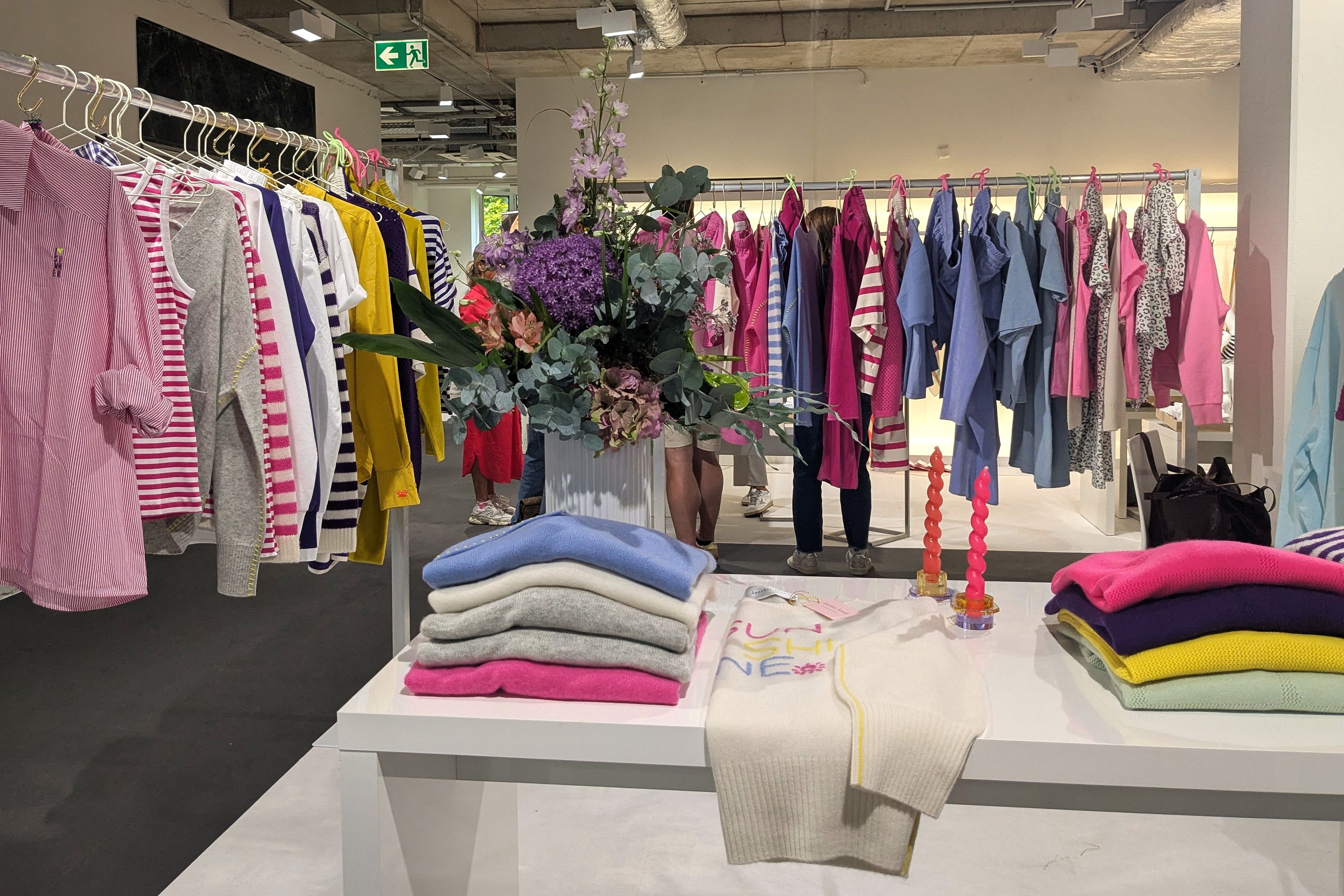 Pullover & Streifenliebe – Frische Farben, entspannter Look. / Foto: Alexandra Scholz-Marcovich, NDOZ