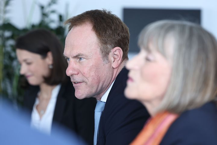 Oberbürgermeister Stephan Keller und Stadtkämmerin Dorothée Schneider bei der Vorstellung des Haushaltsplanentwurfs 2027/2028 im Düsseldorfer Rathaus