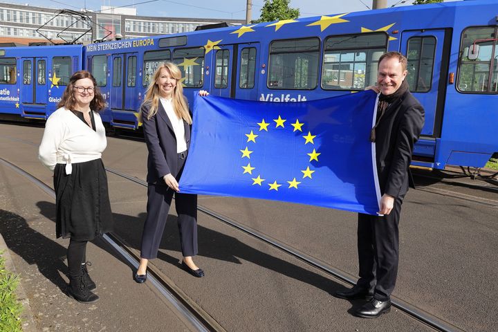 Oberbürgermeister Dr. Stephan Keller mit Annette Grabbe (M.), Vorstandssprecherin der Rheinbahn, und Jessica Breitkopf, Leiterin des Büros für Internationale und Europäische Angelegenheiten © Landeshauptstadt Düsseldorf/David Young 