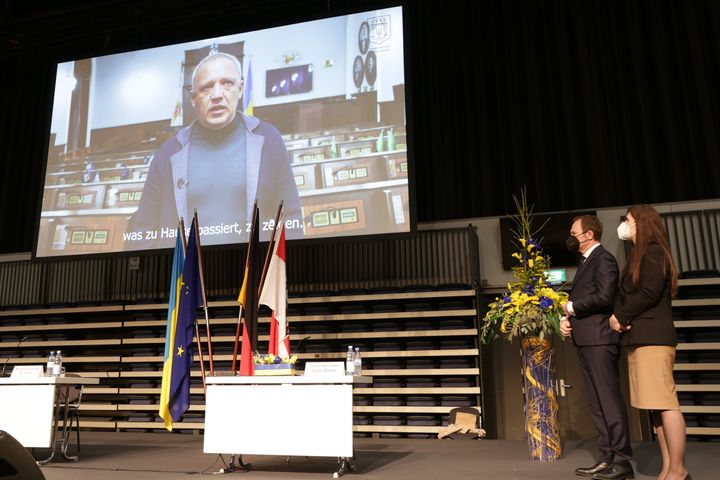 Oberbürgermeister Dr. Stephan Keller und Generalkonsulin Iryna Schum während der Videobotschaft von Roman Klischuk, Bürgermeister von Czernowitz © Foto: Ingo Lammert 